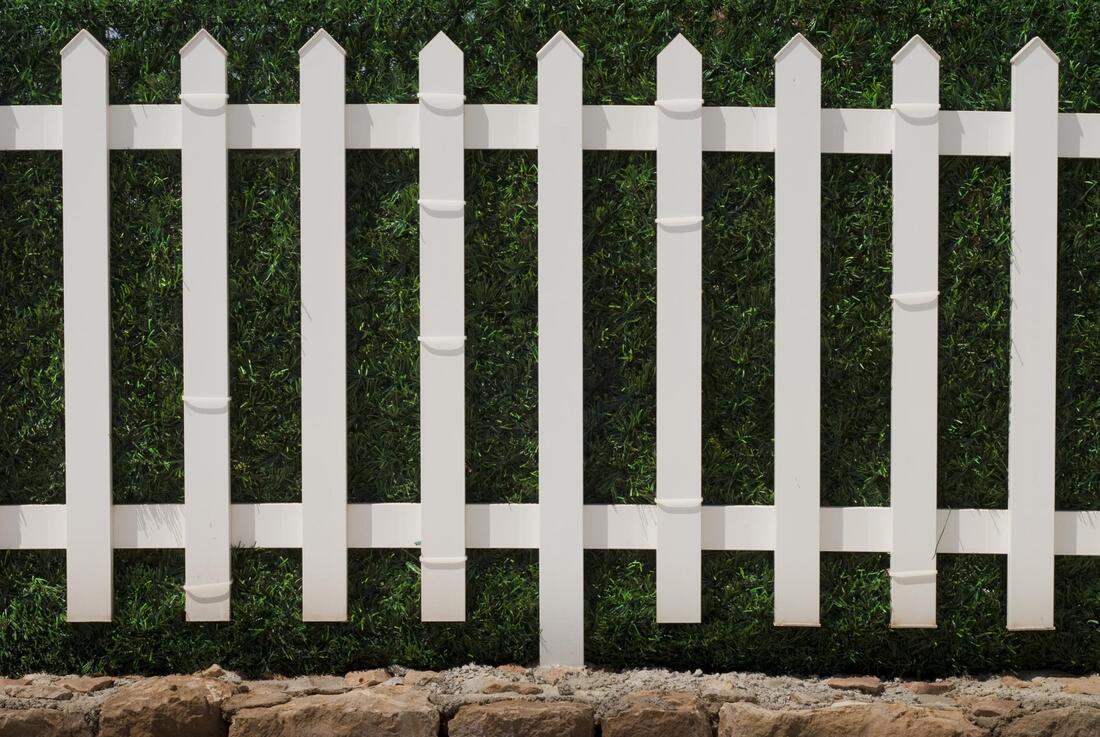 white spike vinyl fence
